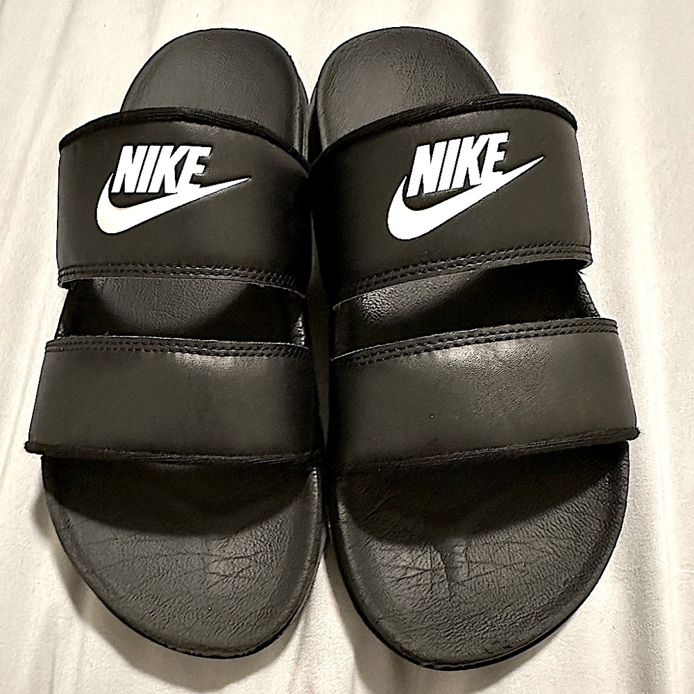 Comfy Nike slides 🖤